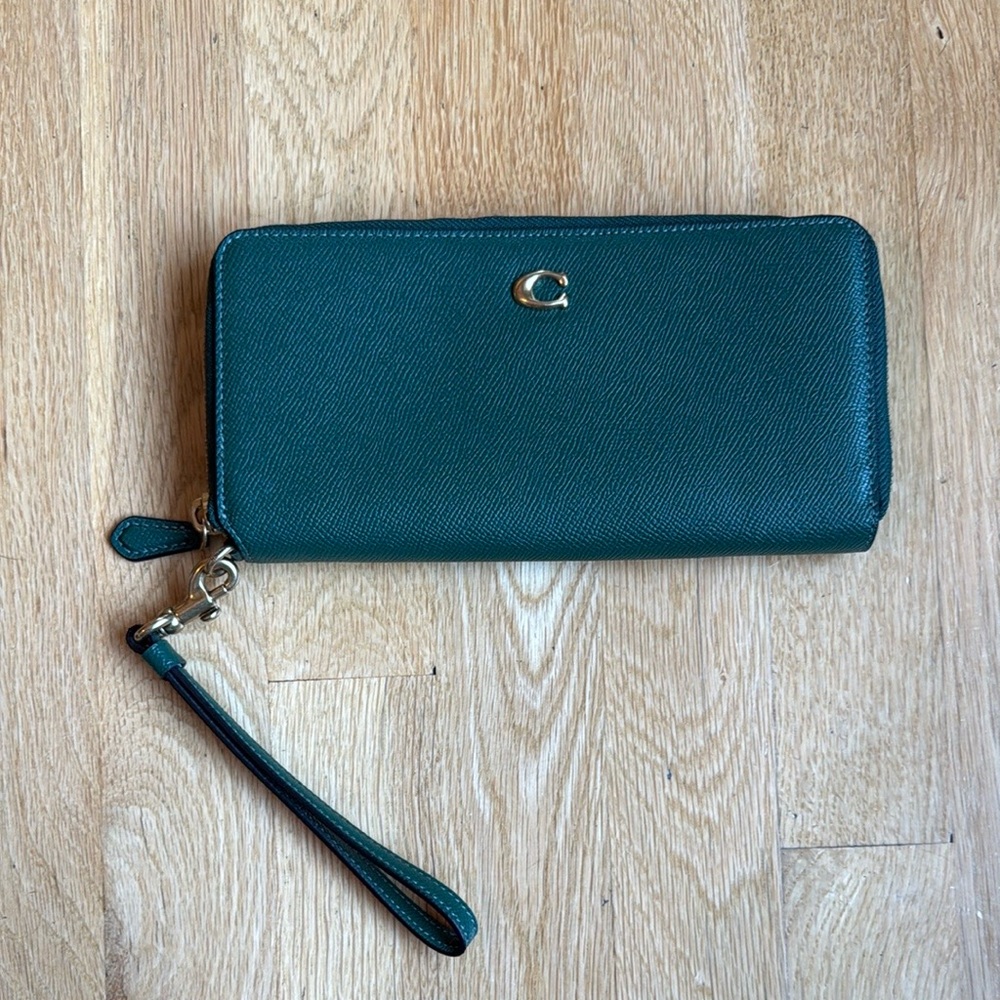 Coach Green Continental Leather Wristlet *NEVER USED*